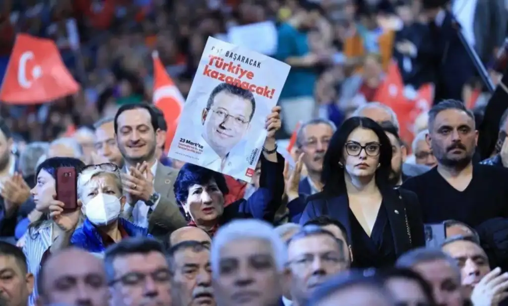Manifestations massives en Turquie après l’arrestation du maire d’Istanbul sur ordre d’Erdogan احتجاجات حاشدة في تركيا بعد اعتقال رئيس بلدية إسطنبول بأمر من أردوغان