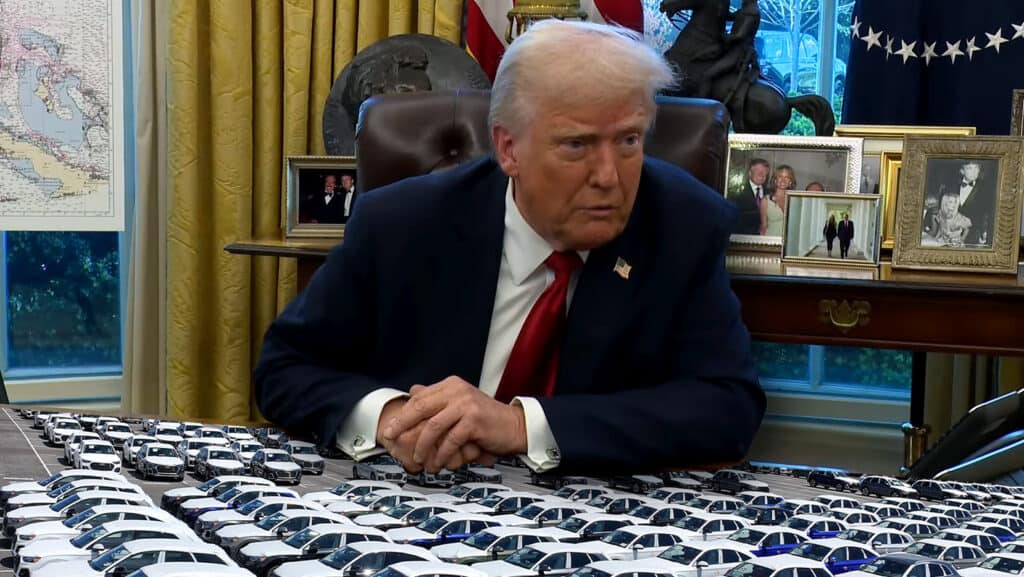 Le président américain Donald Trump impose des droits de douane de 25 % sur les importations de voitures. ترامب يفرض رسومًا جمركية 25% على واردات السيارات