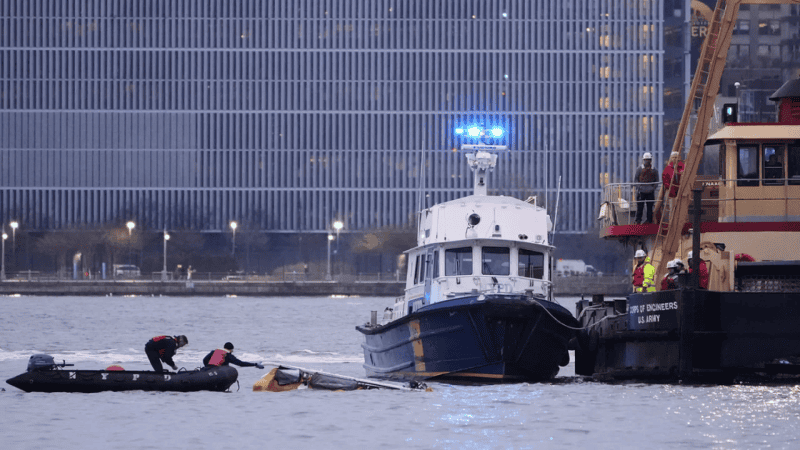 Une famille espagnole et un pilote tués dans un accident d’hélicoptère à New York تحطم مروحية في نيويورك يودي بحياة عائلة إسبانية والطيار