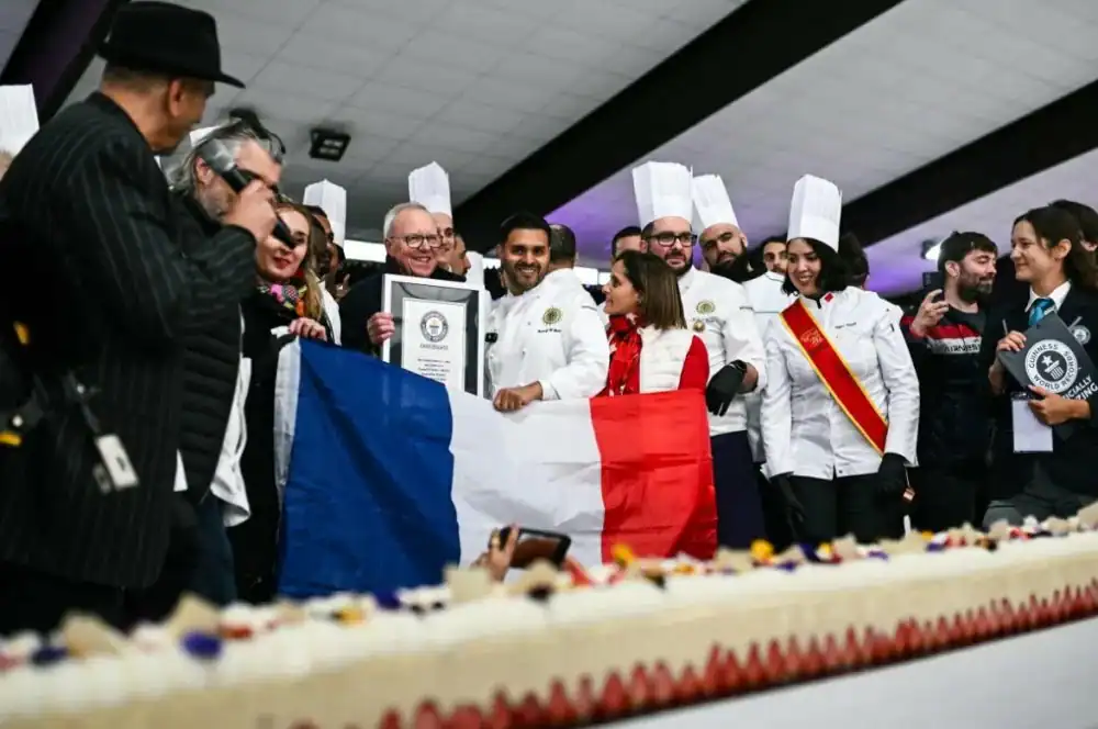 Un confiseur marocain entre dans le Guinness World Records avec la plus longue frisée du monde مغربي يدخل موسوعة غينيس بأطول فريزيه في العالم