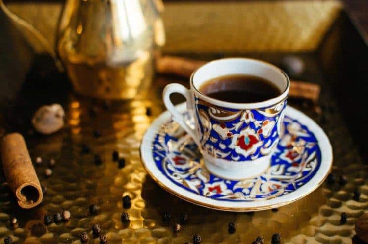 Les prix du café augmentent de 25 % au Maroc… Les professionnels tirent la sonnette d’alarme أزمة في أسعار القهوة بالمغرب: زيادة 25% ومطالب بتدخل عاجل
