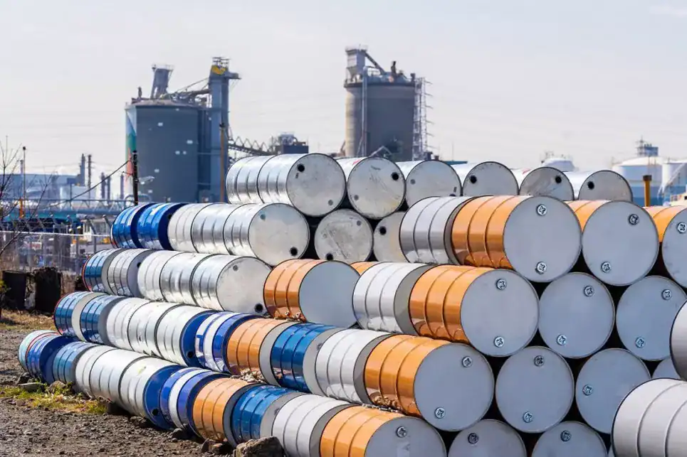 Le pétrole continue de chuter après les décisions de Trump et l’augmentation de la production de l’OPEP+. النفط يتراجع إلى أدنى مستوياته منذ 2021 بعد قرار ترامب وزيادة إنتاج أوبك