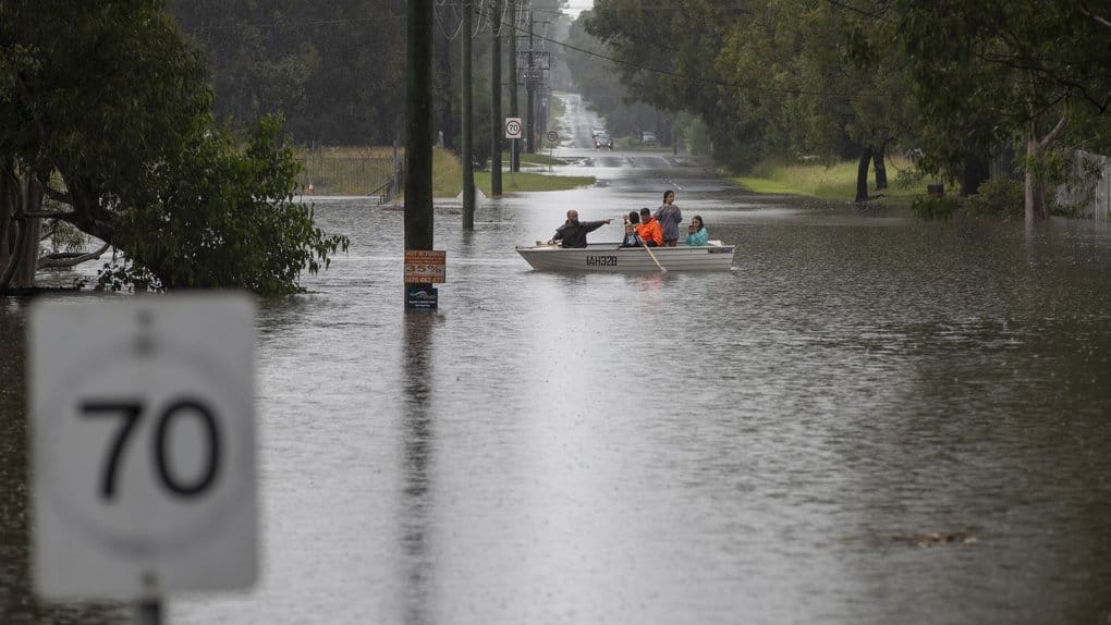 Des inondations balayent l’Australie, isolant des milliers d’habitants et annonçant de nouvelles pluies فيضانات غير مسبوقة تعزل الآلاف في أستراليا وتحذيرات من أمطار جديدة