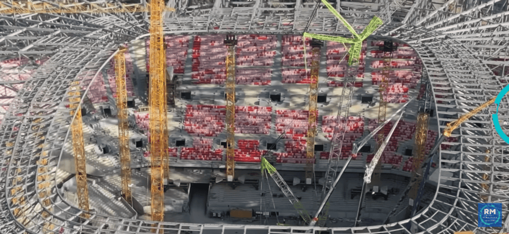Des chaises rouges de grande qualité ornent les tribunes du stade Moulay Abdallah. كراسي حمراء عالية الجودة في مدرجات مركب مولاي عبدالله