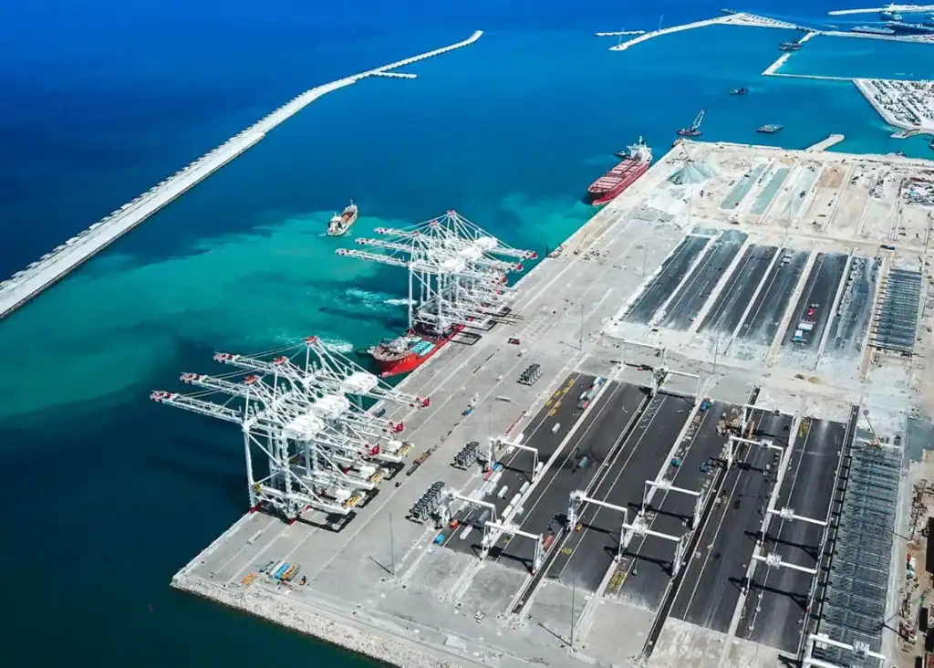 Le port Tanger Med lance une stratégie ambitieuse pour atteindre la neutralité carbone ميناء طنجة المتوسط يطلق خطة لتحقيق الحياد الكربوني وخدمات إزالة الكربون للشركات