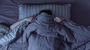 Les habitudes quotidiennes qui, sans le savoir, gâchent votre sommeil : Les erreurs courantes que les médecins mettent en garde عادات شائعة تفسد نومك: تحذيرات من أطباء النوم