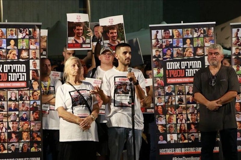 Les familles des otages accusent Netanyahou d’avoir manqué une « occasion historique » de libérer leurs proches عائلات الرهائن تتهم نتنياهو بإضاعة فرصة تاريخية للإفراج عن ذويهم في غزة