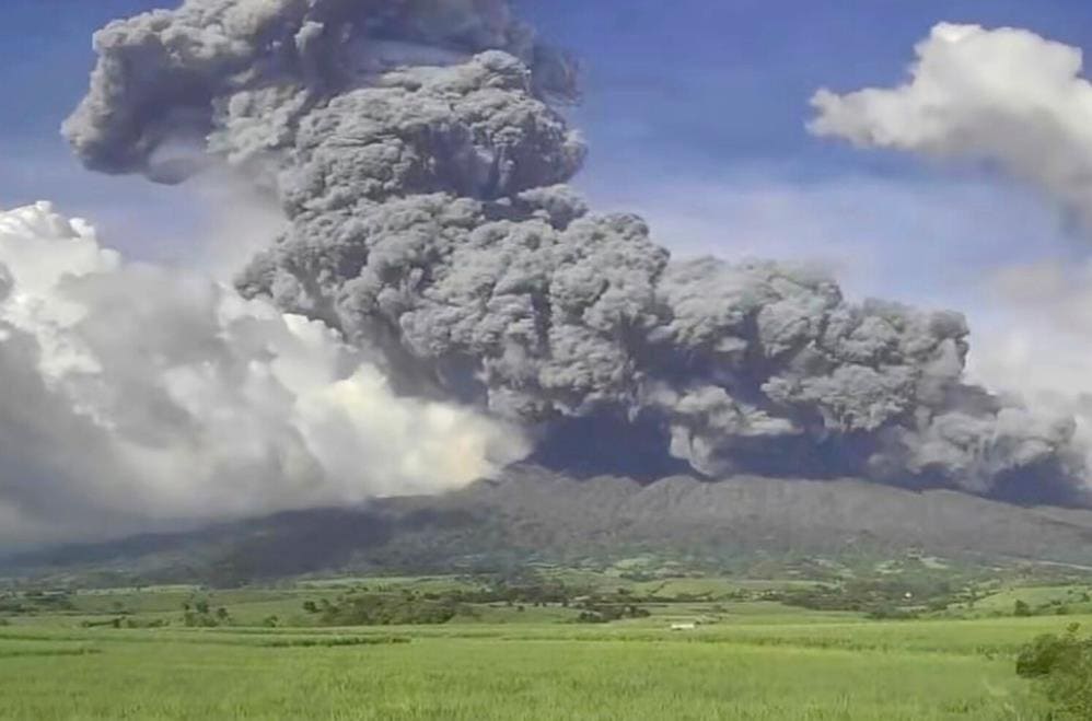 L’éruption du volcan Kanlaon dans le centre des Philippines dégage un énorme nuage de cendres بركان كانلاون يثور في الفلبين ويطلق سحابة رماد بارتفاع 3 كيلومترات