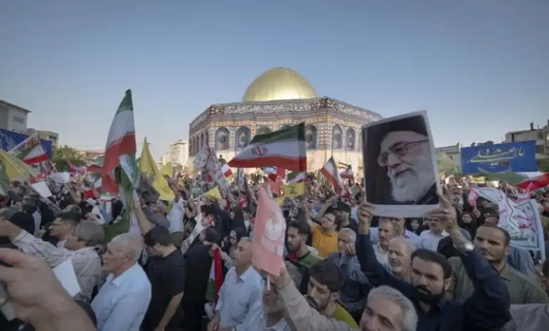 Téhéran : Des milliers de manifestants protestent contre Israël après la prière du vendredi آلاف الإيرانيين يتظاهرون ضد إسرائيل في طهران ومدن أخرى