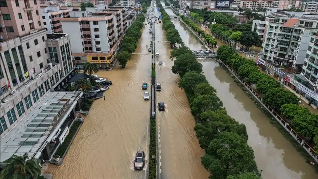 Inondations en Chine : Plus de 80 000 personnes évacuées الفيضانات في الصين: إجلاء أكثر من 80,000 شخص بسبب الأمطار الغزيرة
