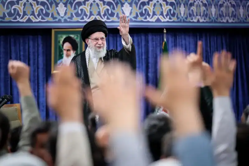Khamenei : Les États-Unis n’ont pas le droit d’interférer avec la décision de l’Iran sur l’enrichissement de l’uranium خامنئي: لا يحق لأمريكا التدخل في تخصيب اليورانيوم