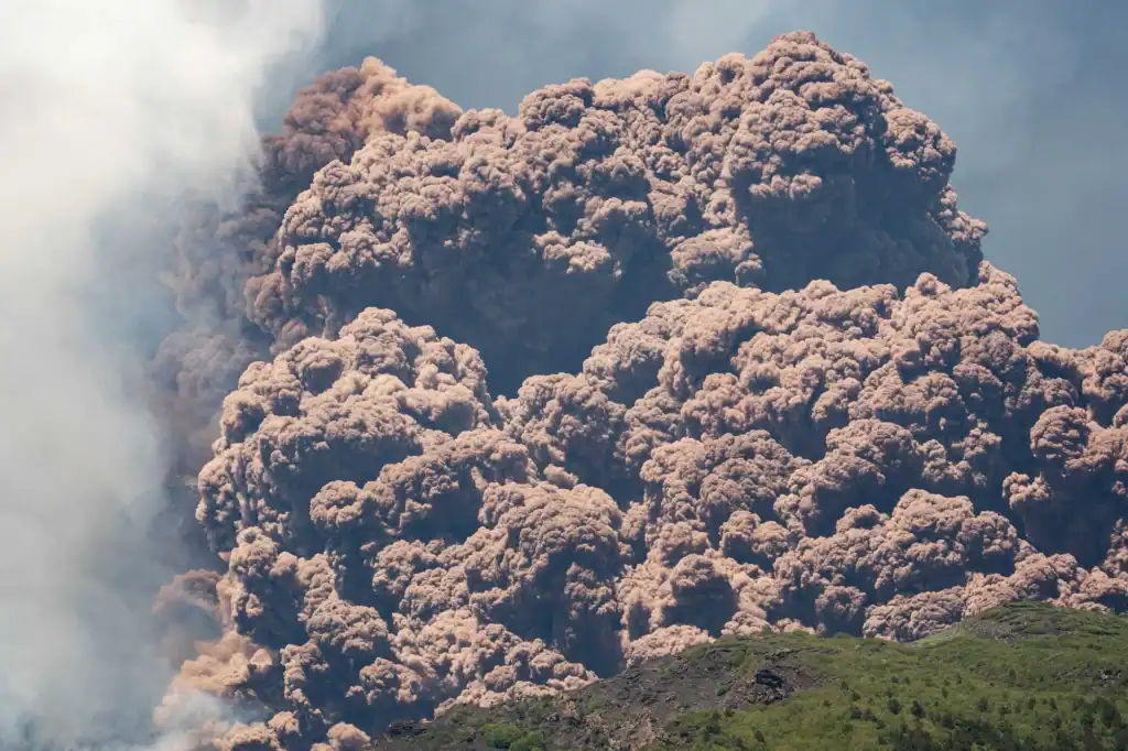 L’éruption sans précédent du volcan Etna oblige à évacuer des centaines de touristes et suscite des inquiétudes en Sicile ثوران عنيف لبركان إتنا في إيطاليا يُجبر على إجلاء السياح ويُثير مخاوف في صقلية