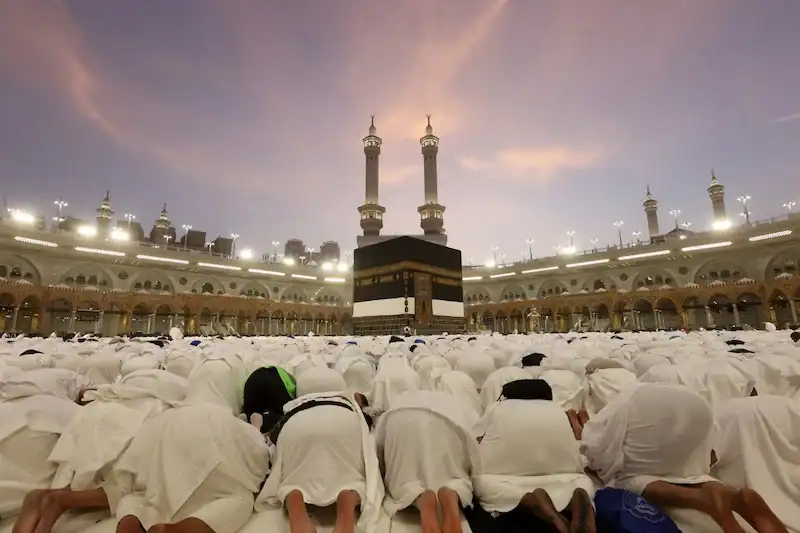 Plus d’un million de musulmans entament les rituels du Hajj sous une chaleur étouffante et avec des mesures strictes. أكثر من مليون حاج يبدأون مناسك الحج في مكة