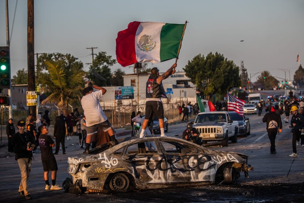 Trump déploie la Garde nationale à Los Angeles au milieu des manifestations de colère contre les raids de l’ICE ترامب ينشر الحرس الوطني بلوس أنجلوس وسط احتجاجات على مداهمات ICE