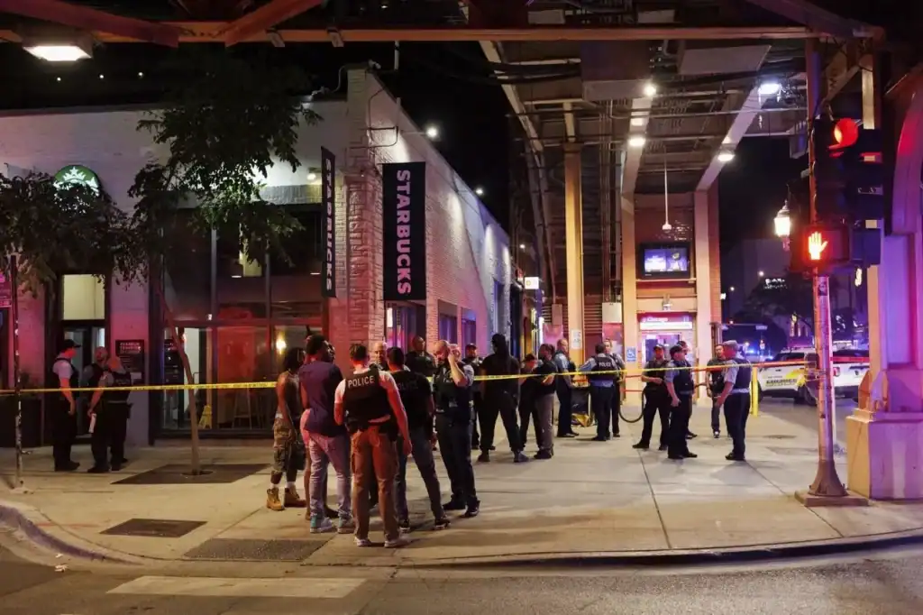 Fusillade meurtrière à Chicago : 4 morts et 14 blessés lors d’une soirée de lancement d’un album de rap إطلاق نار في شيكاغو يخلّف 4 قتلى و14 جريحًا خلال حفلة موسيقية