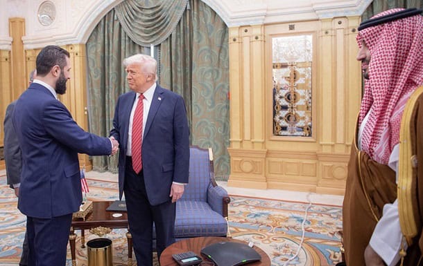 La Syrie salue la décision de Trump de lever partiellement les sanctions, la qualifiant d’étape vers la reprise. سوريا ترحب بقرار ترامب رفع العقوبات جزئيًا وتدعو إلى دعم دولي