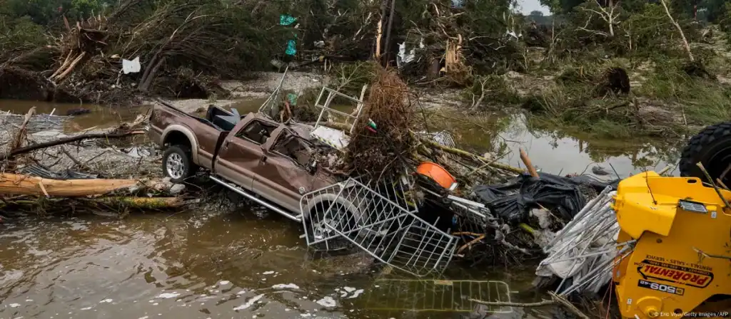 فيضانات تكساس 2025: 82 قتيلًا وعشرات المفقودين وسط انتقادات لترامب