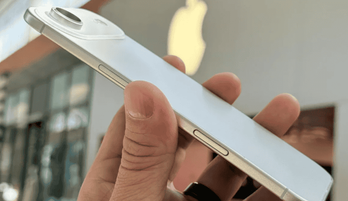 Apple est confronté à un dilemme en matière de design : L’écran de l’iPhone 17 Air se fissure à cause de son châssis ultra-mince مشاكل شاشة iPhone 17 Air ترفع التكلفة وتعطل الإطلاق
