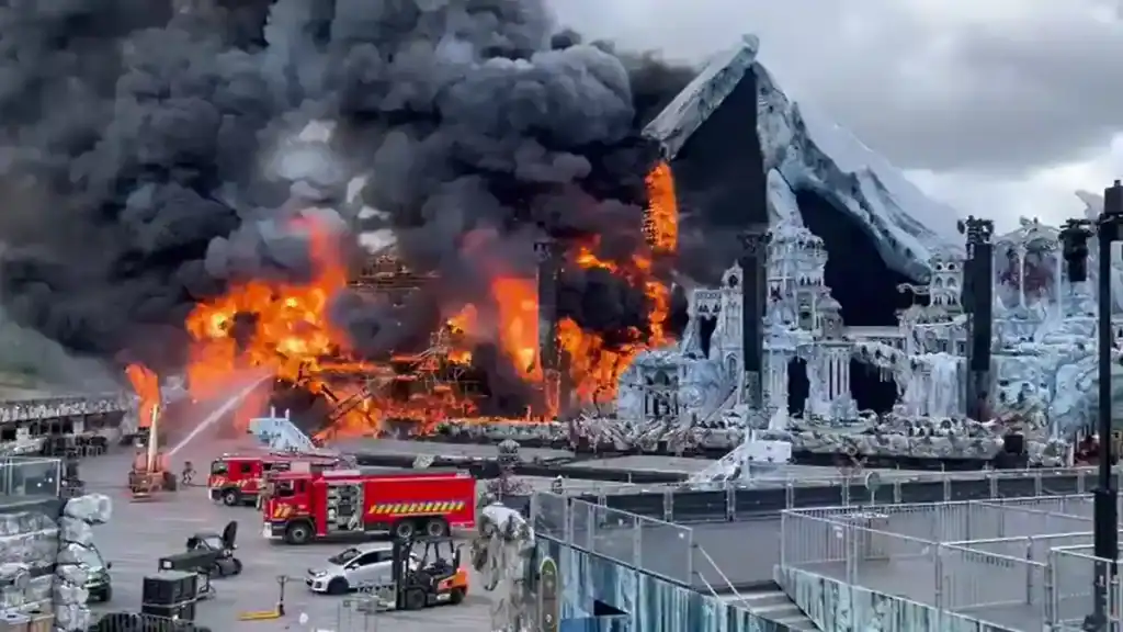 Un gigantesque incendie ravage la scène principale de Tomorrowland et menace d’annuler le festival حريق ضخم يهدد مهرجان Tomorrowland بالإلغاء قبل انطلاقه