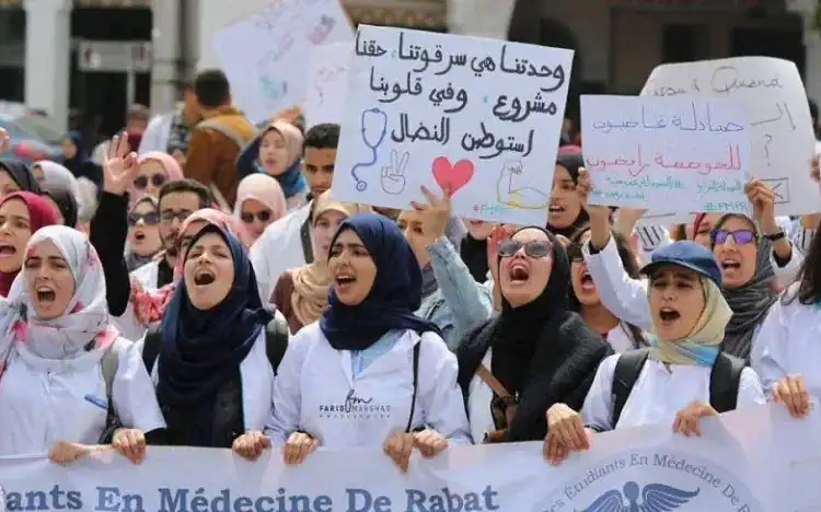 Les étudiants en santé progressent dans leurs négociations avec les ministères La mise en œuvre de certains accords aura lieu aujourd’hui طلاب الصحة يبلغون عن إحراز تقدم مع استمرار المفاوضات مع الوزارات