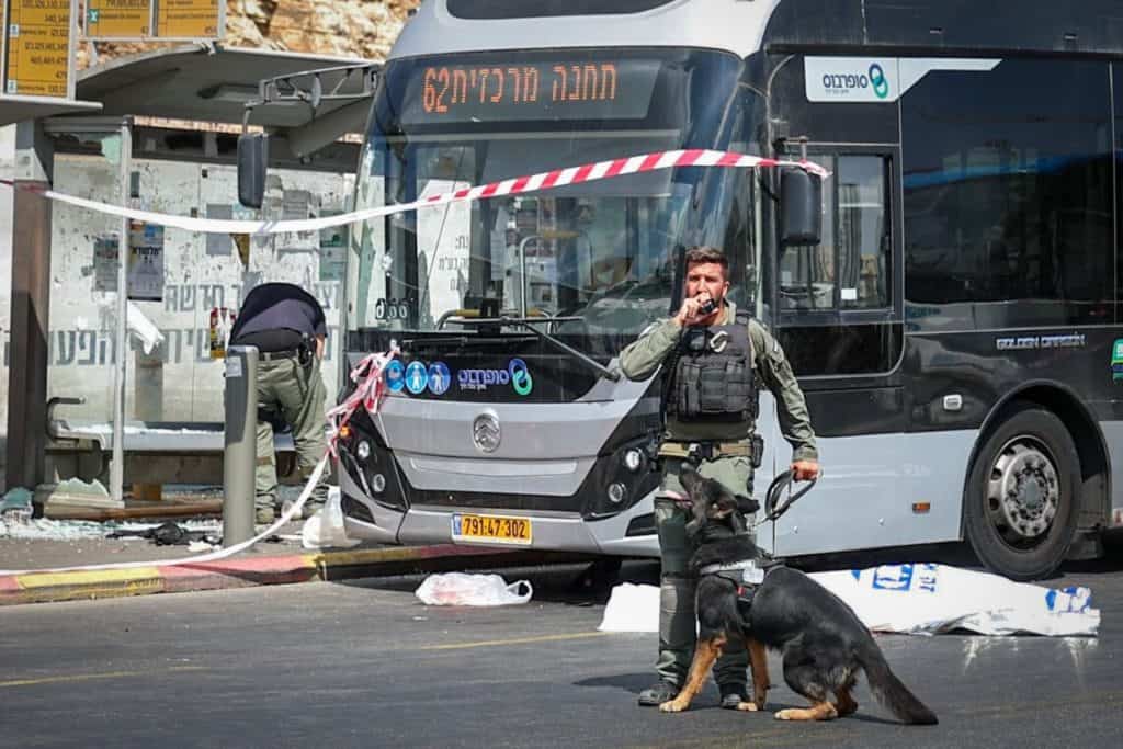 هجوم مسلح في القدس يخلف 5 قتلى وأكثر من 20 جريحًا