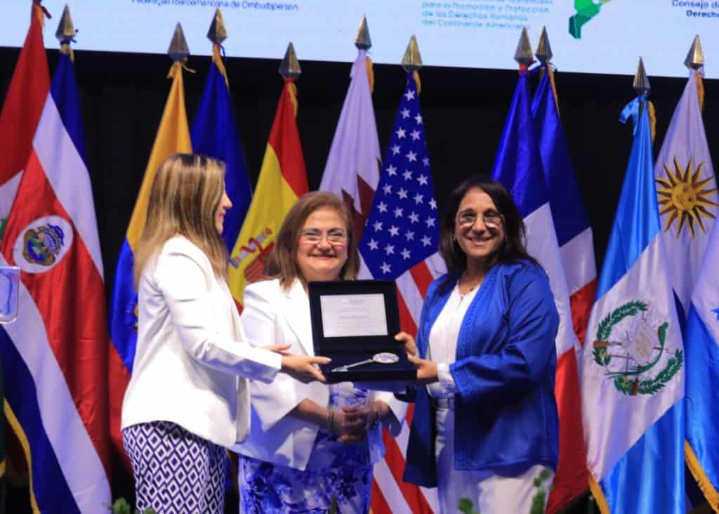 Amina Bouyache reçoit la clé de San Salvador lors du Sommet mondial des droits de l’homme أمينة بوياش تتسلم مفتاح سان سلفادور في قمة حقوق الإنسان 2025