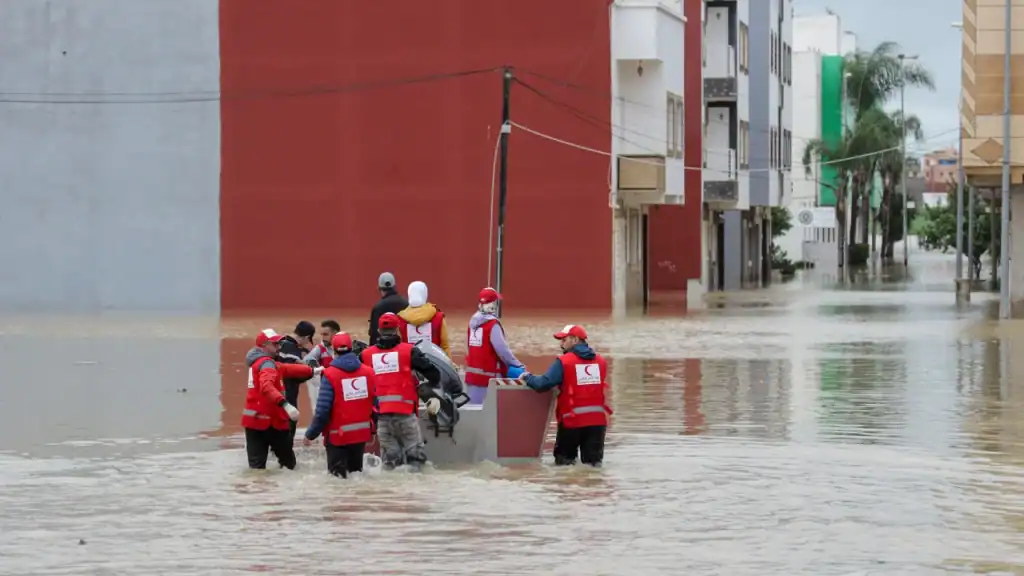 فيضانات القصر الكبير.. ارتفاع الأسعار يُفاقم معاناة النازحين