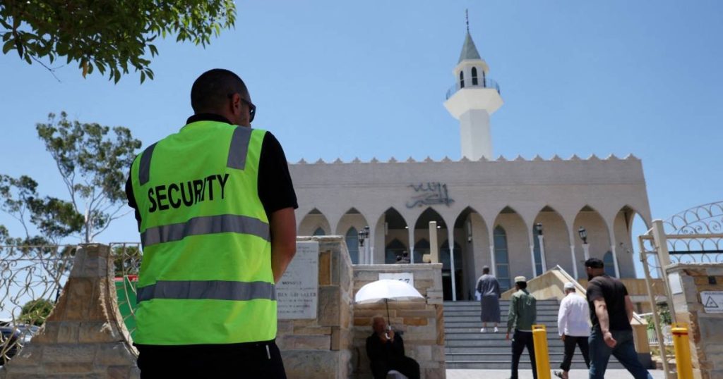 شرطة أستراليا تفتح تحقيقاً في رسالة تهديد عنصرية وصلت لأكبر مسجد في البلاد قبيل رمضان شرطة أستراليا تحقق في رسالة تهديد لمسجد لاكيمبا قبيل رمضان