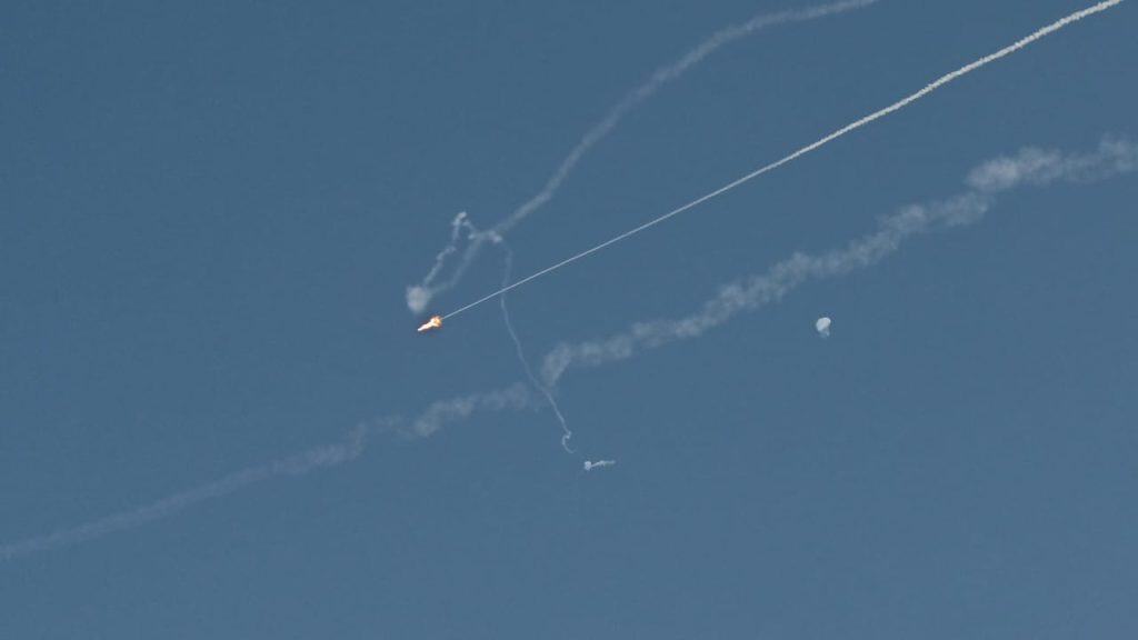 دول الخليج تتصدى لأكثر من 1700 صاروخ ومسيّرة إيرانية