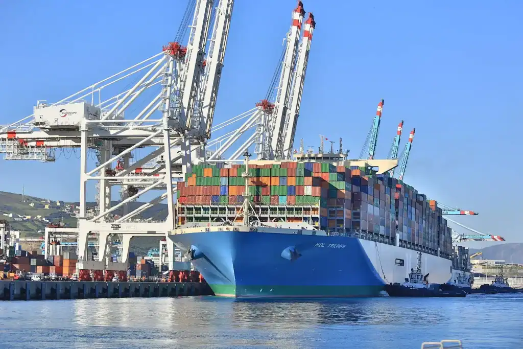 ميناء طنجة المتوسط يستعد لزيادة حركة الشحن