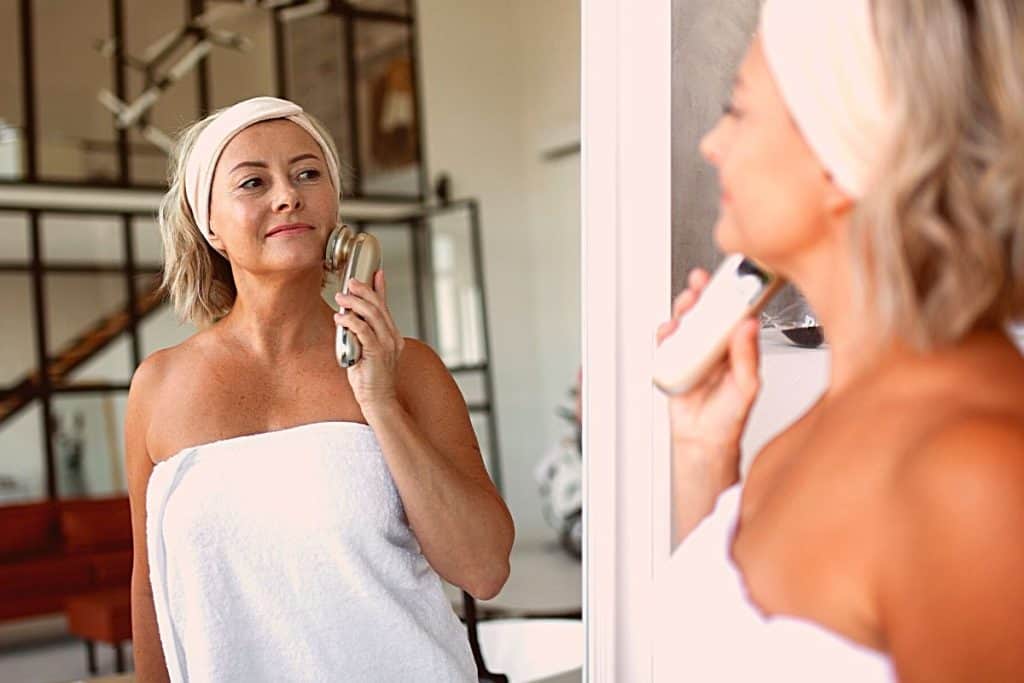 5 أطعمة طبيعية تجعل بشرتك تبدو أصغر سنًا