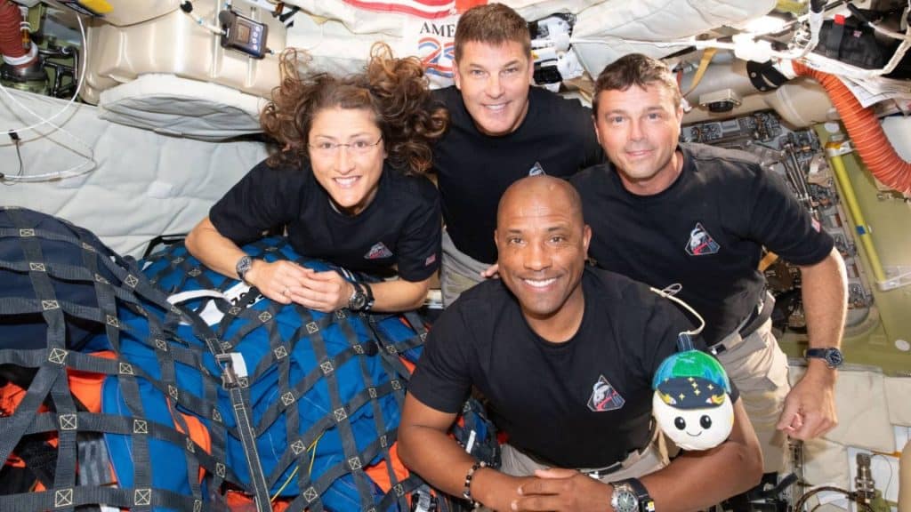 طاقم أرتميس 2 يبدأ العودة إلى الأرض بعد رحلة تاريخية