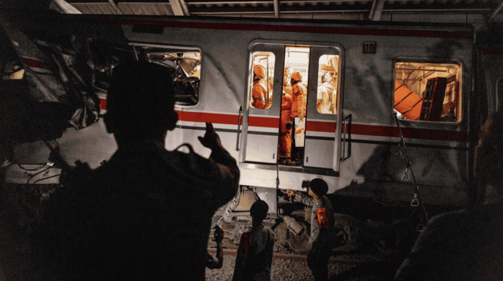 إندونيسيا تفتح تحقيقا بعد تصادم قطارين قرب جاكرتا يخلّف 14 قتيلا وعشرات الجرحى