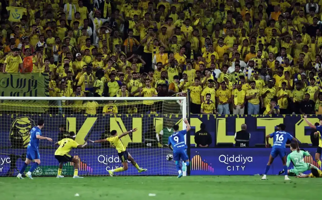 الهلال يخطف تعادلًا قاتلًا من النصر