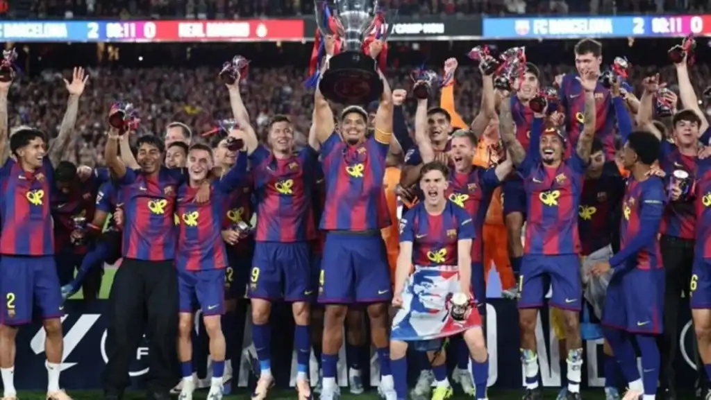 برشلونة يهزم ريال مدريد ويتوج بالليغا
