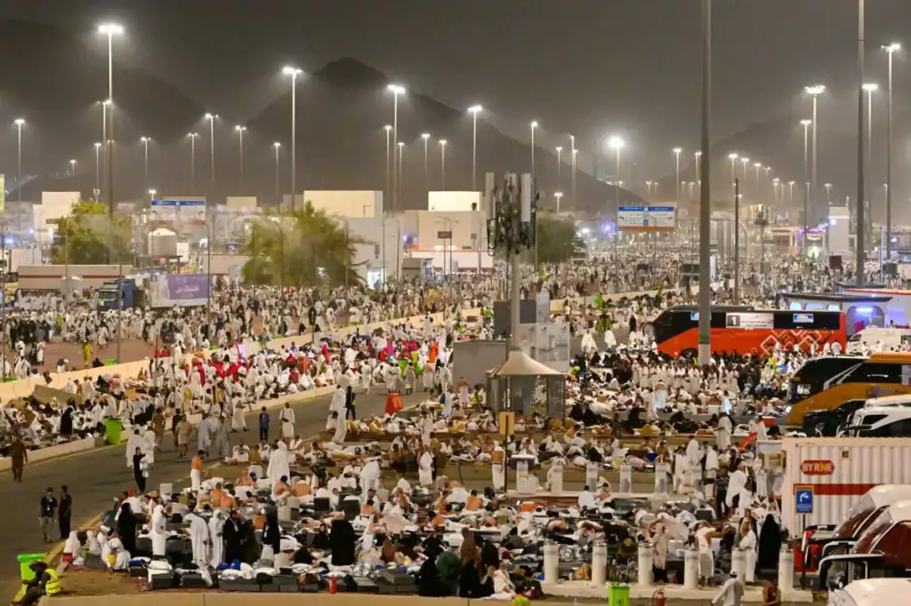 الحجاج يتوجهون إلى منى لرمي جمرة العقبة