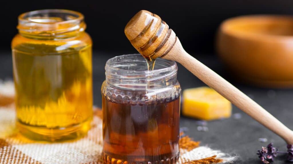 6 خرافات شائعة عن العسل تكشفها الحقائق