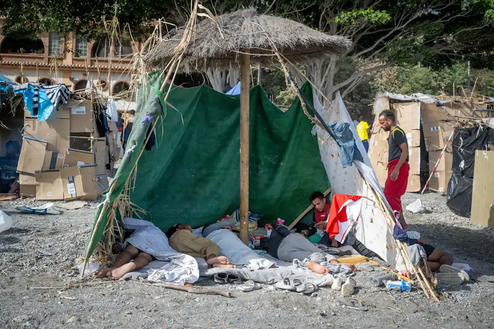 L’Espagne élabore un plan visant à transférer environ 500 mineurs non accompagnés de Ceuta vers le continent إسبانيا تخطط لنقل 500 قاصر من سبتة إلى البر الرئيسي