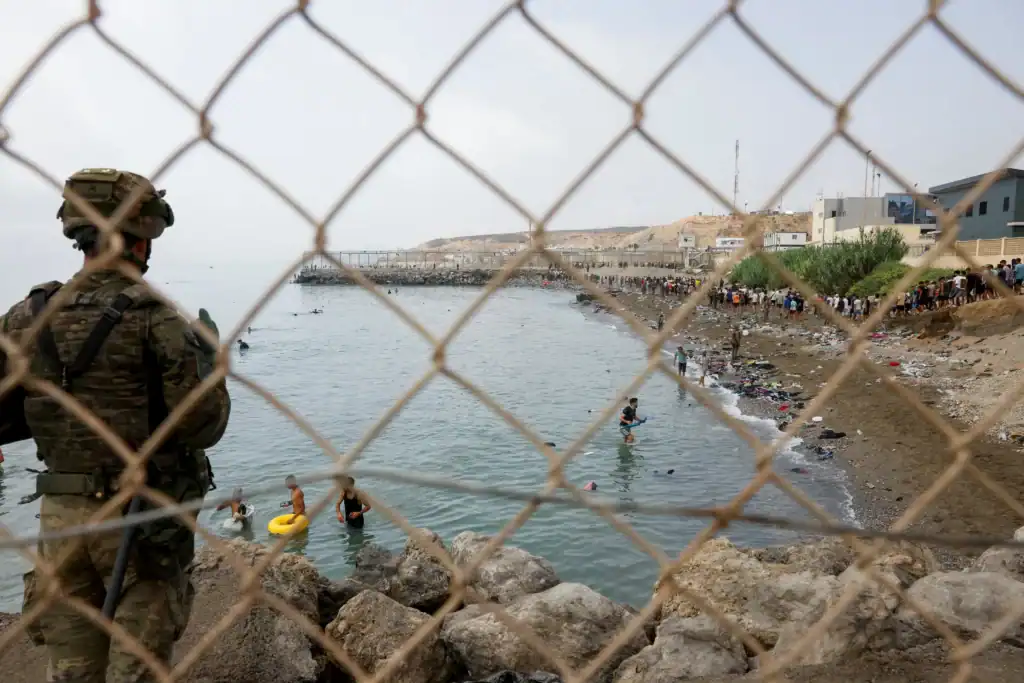 المغرب يوقف 111 مهاجرا خلال محاولة عبور نحو سبتة