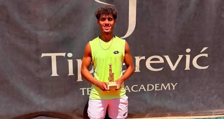 Walid Ahouda remporte le premier titre professionnel de sa carrière de joueur de tennis وليد أحودا يتوج بأول لقب احترافي في مسيرته