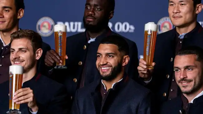 Ismaël Al-Saybari suscite des réactions après avoir refusé de tenir un verre d'alcool sur une photo du Bayern de Munich