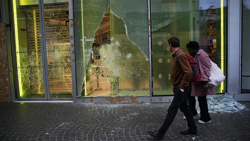 La vitrine d'une boutique de luxe endommagée à Paris à la suite des émeutes et des pillages