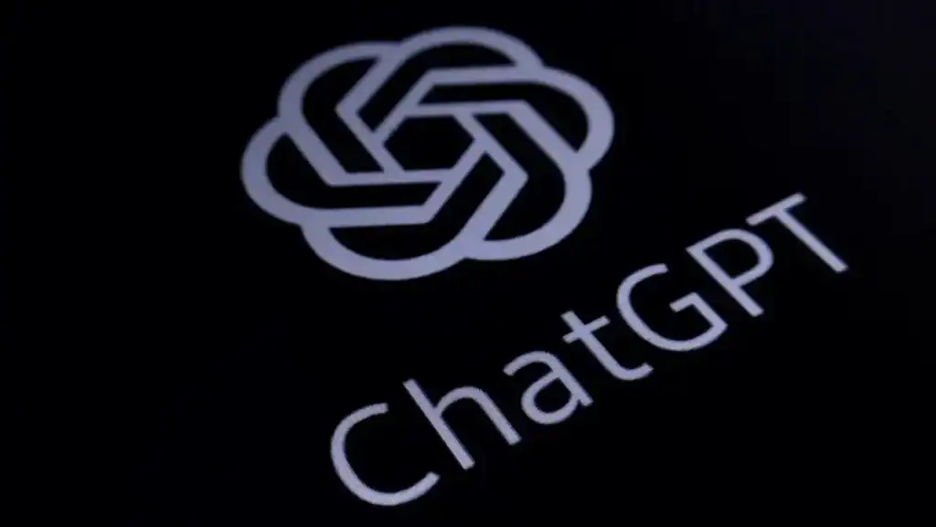 Interface de conversation ChatGPT sur smartphone, ainsi que les paramètres de mémoire, de personnalisation et de