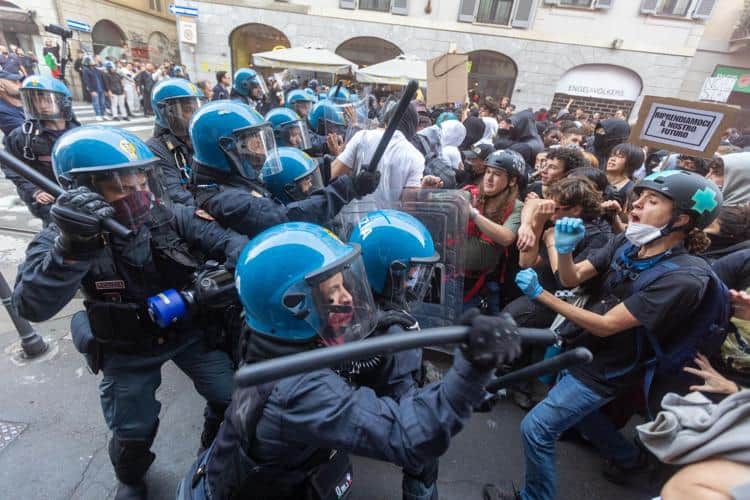 L’Italie durcit les sanctions contre les émeutes et déploie 500 soldats à Milan Des policiers italiens à Milan lors d'affrontements avec des émeutiers après des actes de vandalisme et de pillage