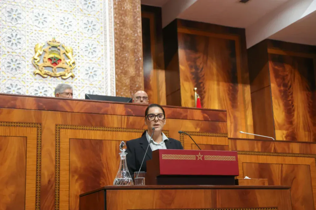 Fatma Al-Zahra Al-Mansouri lors de la présentation du programme gouvernemental et de la réforme de l'impôt sur le revenu