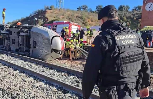 L’Espagne fait état de 74 morts dans une collision entre deux trains à grande vitesse près de Tolède Les équipes de secours se trouvent près de l'épave de deux trains après une collision en Castille-La Manche, près de Tolède