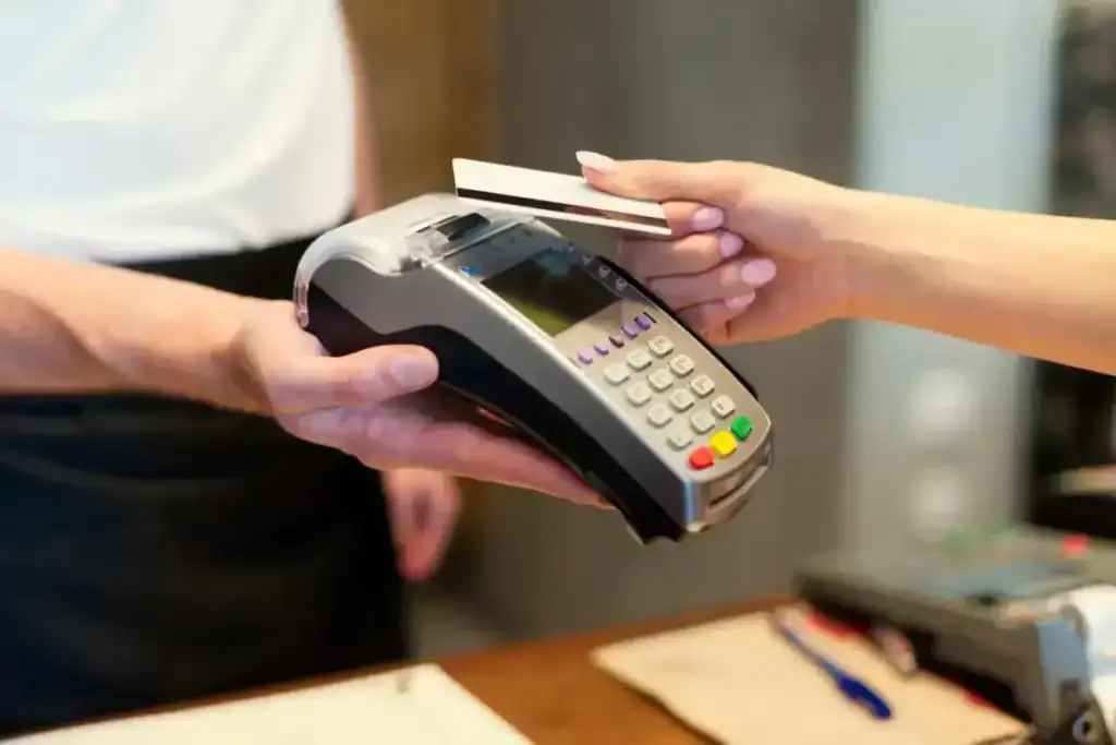 Banque du Maroc : le volume des transactions par carte bancaire devrait dépasser les 70 milliards de dirhams en 2025 Une carte bancaire utilisée sur un terminal de paiement électronique dans un magasin au Maroc