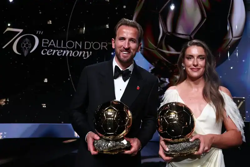 هاري كين يجمع الكرة الذهبية وجائزة غيرد مولر في لندن هاري كين مهاجم بايرن ميونخ وقائد المنتخب الإنجليزي خلال تتويجه بالكرة الذهبية 2026 في لندن