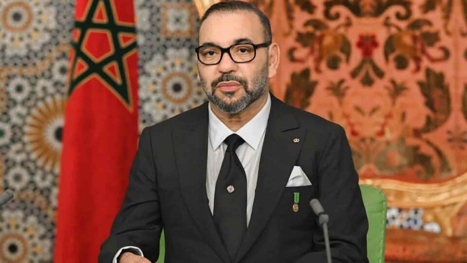 الملك محمد السادس يهنئ منتخب الصالات بفوزه بكأس إفريقيا الملك محمد السادس يهنئ لاعبي المنتخب المغربي لكرة القدم داخل القاعة بعد التتويج بكأس إفريقيا