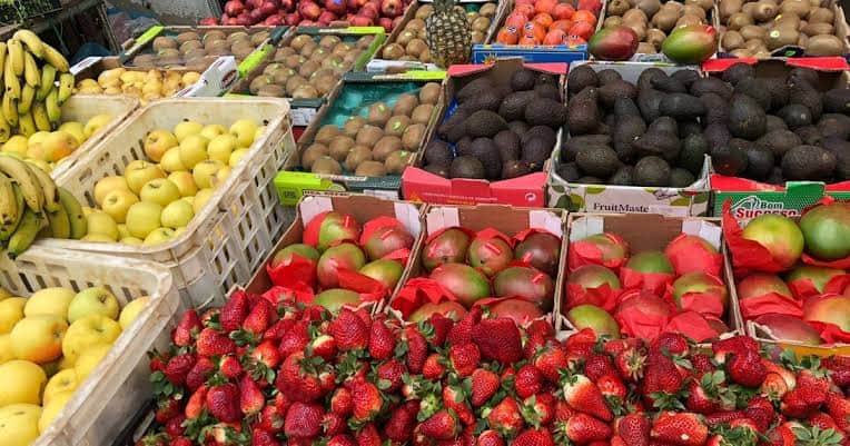 Au Maroc, les prix des fruits d’automne atteignent 10 dirhams le kilo Des fruits d'automne, notamment des grenades et des mandarines, exposés sur un marché marocain